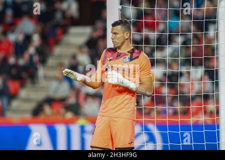 Granada, Spagna. 28 ottobre 2021. David Soria, portiere di Getafe CF visto in azione durante la partita la Liga Santander tra Granada CF e Getafe CF allo stadio Nuevo Los Carmenes.(Punteggio finale: Granada CF 1:1 Getafe CF) (Foto di Francis Gonzalez/ SOPA Images/Sipa USA) credito: Sipa USA/Alamy Live News Foto Stock