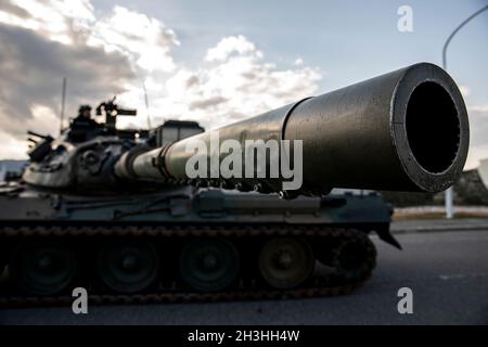 Un carro armato di battaglia di tipo 74 prende posizione durante un'evoluzione di addestramento di artiglieria espediente come parte dell'esercitazione Active Shield alla stazione aerea del corpo di Marina Iwakuni, Giappone, 27 ottobre 2021. Questo esercizio di formazione annuale è fondamentale per la capacità della stazione aerea di mantenere la disponibilità della missione e migliorare la collaborazione bilaterale al fine di sostenere le operazioni militari a sostegno dell'Alleanza USA-Giappone. (STATI UNITI Foto del corpo marino di CPL. Mitchell Austin) Foto Stock