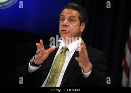 NEW YORK, NY - 17 MARZO: Il governatore di New York Andrew Cuomo tiene un briefing stampa sul VIRUS ZIKA il 17 marzo 2016 a New York City. Persone: Governatore di New York Andrew Cuomo Transmission Ref: MNC1 Hoo-Me.com/MediaPunch Foto Stock