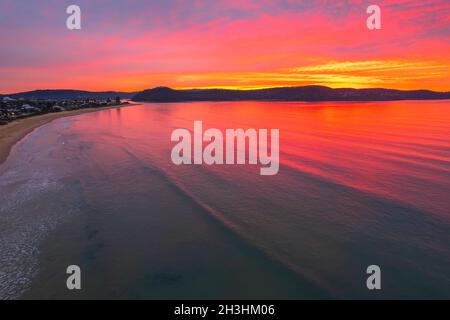 Colorata alba coperta da nuvole a Umina Beach sulla costa centrale, NSW, Australia. Foto Stock