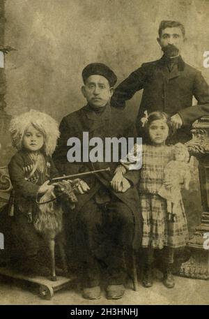 Vintage ritratto di famiglia.Il colpo è stato preso circa 1914 anno. Foto Stock