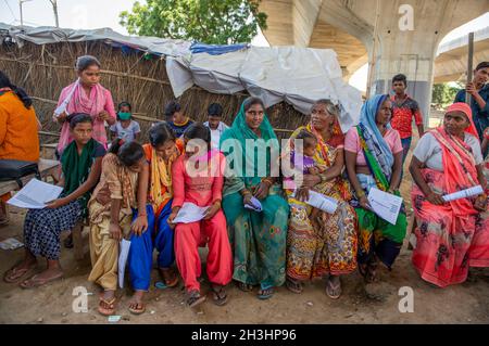 New Delhi, India-Ott 10 2021: Gruppo di donne in coda con rapporto di sangue in attesa del loro turno, mentre il medico di controllo segnala uno per uno a OPD durante Foto Stock