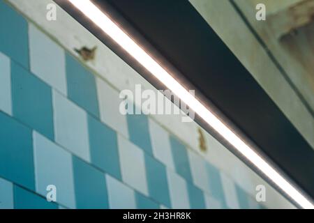 Vecchia parete piastrellata utilizzata in un moderno loft interno Foto Stock
