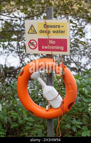 Segnale di salute e sicurezza. Witlingham Park, Norwich. Fare attenzione all'acqua profonda. No piscina. Accanto al lago non recintato con accesso pubblico. Pericolo di attenzione Foto Stock