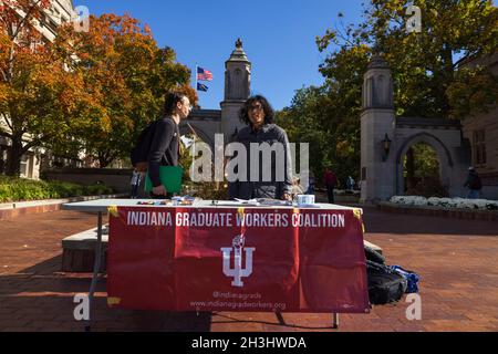 Bloomington, Stati Uniti. 28 ottobre 2021. I membri del tavolo della Indiana Grad Workers Coalition mentre organizzano i Sample Gates dell'Indiana University a Bloomington.The IGWC (Indiana Grad Workers Coalition) sta attualmente cercando di organizzare un'Unione per i dipendenti laureati presso l'Indiana University. Credit: SOPA Images Limited/Alamy Live News Foto Stock