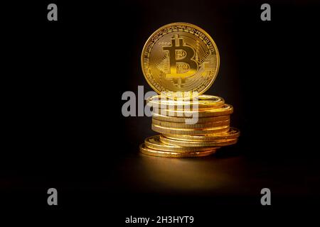 Un mucchio di Bitcoins che hanno un colore oro che è attualmente popolare e ha un valore crescente rispetto al dollaro US. Per pagamenti, finanziamenti, inves Foto Stock