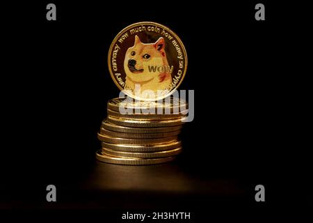 Un mucchio di Dogecoin che ha un colore oro che è attualmente popolare e ha un valore crescente rispetto al dollaro US. Per pagamenti, finanziamenti, investimenti Foto Stock