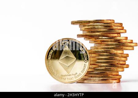 Un mucchio di monete Ethereum che hanno un colore oro che è attualmente popolare e ha un valore crescente rispetto al dollaro statunitense. Per il pagamento, il finanziamento, Foto Stock