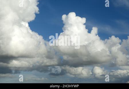 Nuvole, nuvole a convezione blu; cielo blu; Foto Stock