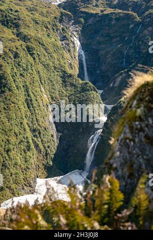 Cascata vicino pala piatta sotto il Monte Liverpool, Nuova Zelanda Foto Stock