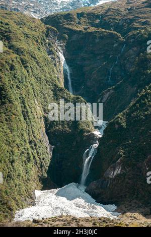 Cascata vicino pala piatta sotto il Monte Liverpool, Nuova Zelanda Foto Stock