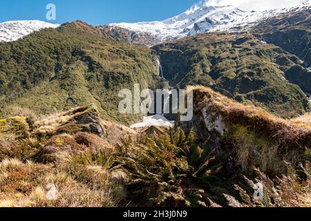 Cascata vicino pala piatta sotto il Monte Liverpool, Nuova Zelanda Foto Stock