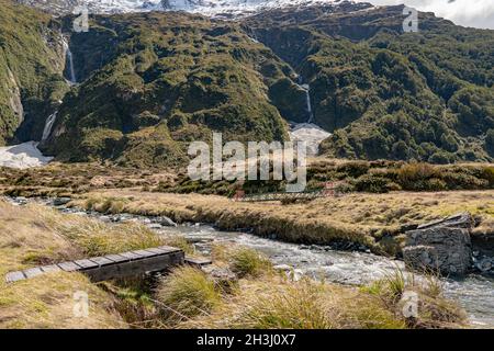 Cascata vicino pala piatta sotto il Monte Liverpool, Nuova Zelanda Foto Stock