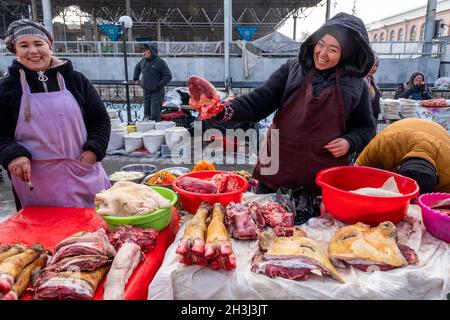 Stalla che vendono pezzi di animali destinati al consumo sul mercato Siyob di Samarcanda, Uzbekistan Foto Stock