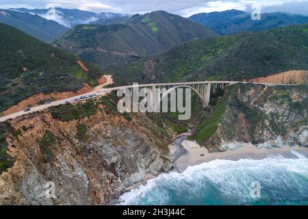 Il Bixby Creek Bridge, noto anche come Bixby Canyon Bridge, sulla costa di Big sur in California, è uno dei ponti più fotografati della California Foto Stock