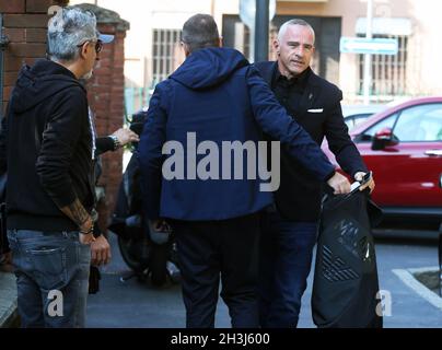 Milano, Italia. 28 ottobre 2021. Eros Ramazzotti festeggia il suo compleanno al ristorante Ribot in compagnia dei suoi figli Raffaela Aurora e Gabrio Tullio e con Biagio Antonacci e molti altri amici Credit: Independent Photo Agency/Alamy Live News Foto Stock