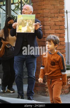 Milano, Italia. 28 ottobre 2021. Eros Ramazzotti festeggia il suo compleanno al ristorante Ribot in compagnia dei suoi figli Raffaela Aurora e Gabrio Tullio e con Biagio Antonacci e molti altri amici Credit: Independent Photo Agency/Alamy Live News Foto Stock