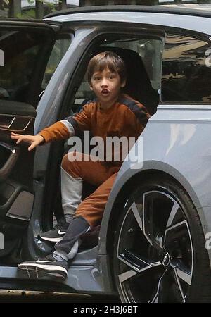 Milano, Italia. 28 ottobre 2021. Eros Ramazzotti festeggia il suo compleanno al ristorante Ribot in compagnia dei suoi figli Raffaela Aurora e Gabrio Tullio e con Biagio Antonacci e molti altri amici Credit: Independent Photo Agency/Alamy Live News Foto Stock