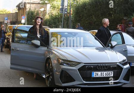 Milano, Italia. 28 ottobre 2021. Eros Ramazzotti festeggia il suo compleanno al ristorante Ribot in compagnia dei suoi figli Raffaela Aurora e Gabrio Tullio e con Biagio Antonacci e molti altri amici Credit: Independent Photo Agency/Alamy Live News Foto Stock