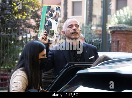 Milano, Italia. 28 ottobre 2021. Eros Ramazzotti festeggia il suo compleanno al ristorante Ribot in compagnia dei suoi figli Raffaela Aurora e Gabrio Tullio e con Biagio Antonacci e molti altri amici Credit: Independent Photo Agency/Alamy Live News Foto Stock