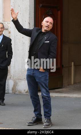 Milano, Italia. 28 ottobre 2021. Eros Ramazzotti festeggia il suo compleanno al ristorante Ribot in compagnia dei suoi figli Raffaela Aurora e Gabrio Tullio e con Biagio Antonacci e molti altri amici Credit: Independent Photo Agency/Alamy Live News Foto Stock
