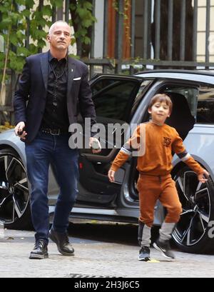 Milano, Italia. 28 ottobre 2021. Eros Ramazzotti festeggia il suo compleanno al ristorante Ribot in compagnia dei suoi figli Raffaela Aurora e Gabrio Tullio e con Biagio Antonacci e molti altri amici Credit: Independent Photo Agency/Alamy Live News Foto Stock