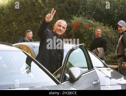 Milano, Italia. 28 ottobre 2021. Eros Ramazzotti festeggia il suo compleanno al ristorante Ribot in compagnia dei suoi figli Raffaela Aurora e Gabrio Tullio e con Biagio Antonacci e molti altri amici Credit: Independent Photo Agency/Alamy Live News Foto Stock