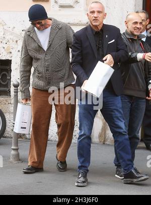 Milano, Italia. 28 ottobre 2021. Eros Ramazzotti festeggia il suo compleanno al ristorante Ribot in compagnia dei suoi figli Raffaela Aurora e Gabrio Tullio e con Biagio Antonacci e molti altri amici Credit: Independent Photo Agency/Alamy Live News Foto Stock