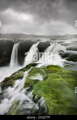 La nebbia sta rotolando all'Hrafnabjargafoss dell'Islanda. Foto Stock