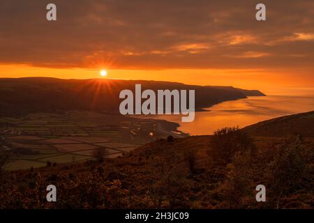 Bel tramonto serale di ottobre da Bossington Hill Exmoor con una vista su Porlock Bay, Somerset sud-ovest Inghilterra Foto Stock