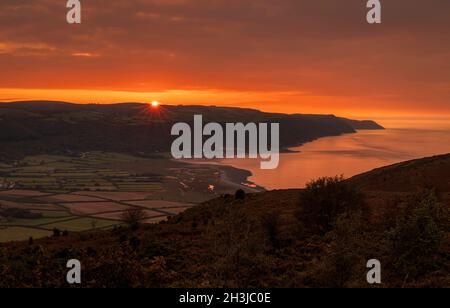 Bel tramonto serale di ottobre da Bossington Hill Exmoor con una vista su Porlock Bay, Somerset sud-ovest Inghilterra Foto Stock