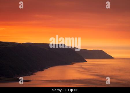 Bel tramonto serale di ottobre da Bossington Hill Exmoor con una vista su Porlock Bay, Somerset sud-ovest Inghilterra Foto Stock