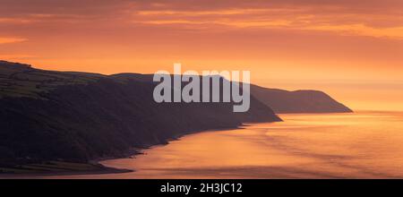 Bel tramonto serale di ottobre da Bossington Hill Exmoor con una vista su Porlock Bay, Somerset sud-ovest Inghilterra Foto Stock