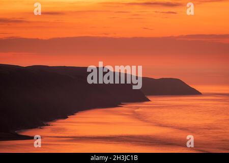 Bel tramonto serale di ottobre da Bossington Hill Exmoor con una vista su Porlock Bay, Somerset sud-ovest Inghilterra Foto Stock