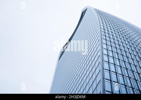 La prospettiva e la parte inferiore dell'angolo di visualizzazione a trama sullo sfondo di un moderno edificio di vetro grattacieli Foto Stock