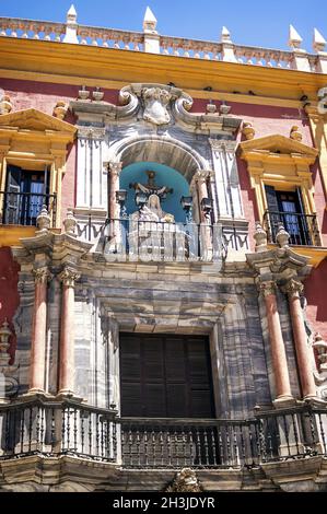 Sculture sulla facciata del Palazzo Episcopale di Malaga, Spagna Foto Stock