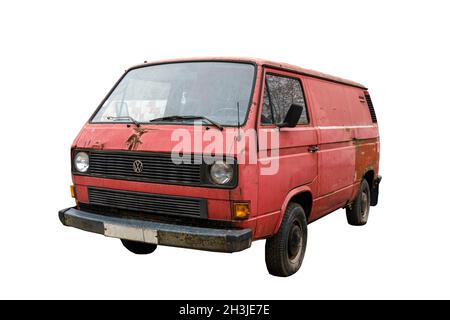 Berlino, Germania - 29 ottobre 2021: Volkswagen Transporter t3 isolato. Vecchio vw t3 rosso vintage su sfondo bianco vuoto. Vecchio incidente spazzatura pulmino bus mini. Foto di alta qualità Foto Stock