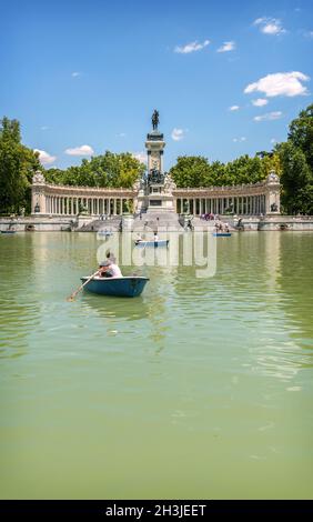 MADRID, 22 novembre: persone godere del loro tempo libero presso il Buen Retiro Park Lake in Spagna a Madrid il 22 novembre 2014 Foto Stock