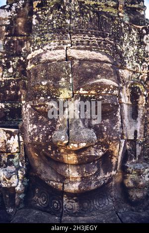 Testa di pietra su torri del tempio Bayon in Angkor Thom, Siem Reap, Cambogia Foto Stock