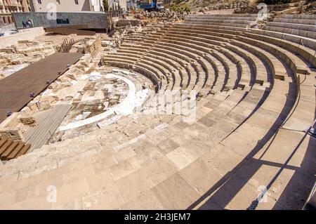 MALAGA, Spagna- Agosto 23, 2014: Antico Teatro Romano vicino a Malaga Alcazaba castello sul monte Gibralfaro, Andalusia, Spagna. Il Foto Stock