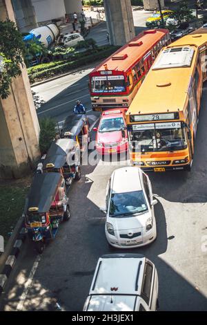 Bangkok, Tailandia - 15 Giugno 2015: inceppamento di traffico in un viale principale di Bangkok. Gli inceppamenti sono una costante in una città asiatica come questa, su J Foto Stock