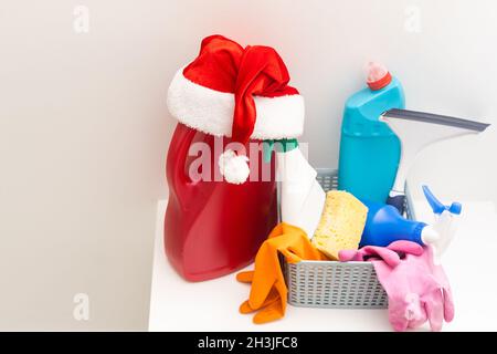 Sfondo natalizio minimo con prodotti chimici per la casa. Plastica. Felice Anno Nuovo. Pulizia casa e appartamento prima di Natale. Foto Stock