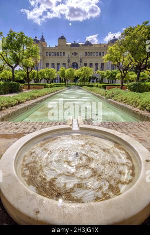 Pedro Luis Alonso i giardini e il palazzo comunale di Malaga, in Spagna. Foto Stock