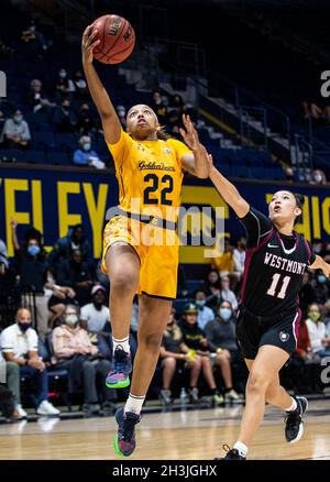 Hass Pavilion Berkeley Calif, USA. 28 ottobre 2021. CA USA California Guard Cailyn Crocker(22) guida al cerchio e segna durante la NCAA Women's Basketball gioco tra Westmont Warriors e la California Golden Bears. La California ha vinto il 81-62 all'Hass Pavilion Berkeley Calif. Thurman James/CSM/Alamy Live News Foto Stock