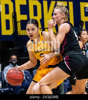 Hass Pavilion Berkeley Calif, USA. 28 ottobre 2021. CA USA California Guard Dalayah Daniels (3) guida al cerchio durante la partita di pallacanestro femminile NCAA tra i guerrieri Westmont e gli orsi dorati della California. La California ha vinto il 81-62 all'Hass Pavilion Berkeley Calif. Thurman James/CSM/Alamy Live News Foto Stock