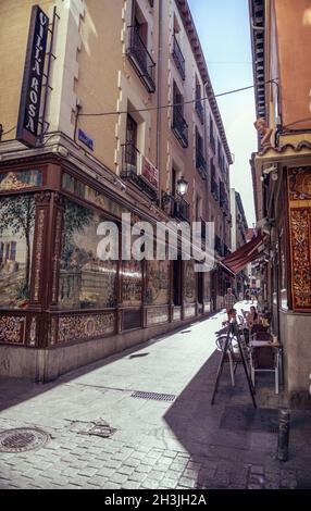 MADRID, Spagna - 26 aprile: vecchia strada stretta con pochi cafe in aprile 26, 2013 a Madrid, Spagna. È il vecchio centro della città capitale Foto Stock