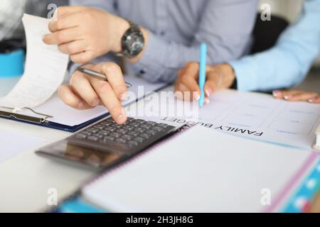 Calcolare lo spreco di denaro e il reddito Foto Stock