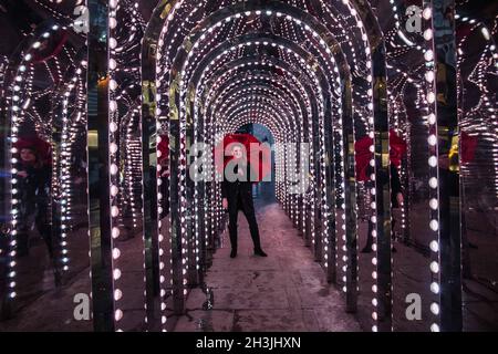 Londra, Regno Unito. 29 ottobre 2021. Nel cuore del West End davanti a Natale, questo corridoio di luce illumina la città.Paul Quezada-Neiman/Alamy Live News Credit: Paul Quezada-Neiman/Alamy Live News Foto Stock