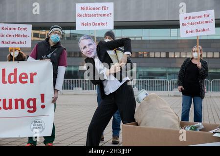 Berlino, Germania. 29 ottobre 2021. Alla protesta, i manifestanti indossavano maschere di Bjoern Hoecke ed Erika Steinbach. Berlino, Germania, il 29 ottobre 2021. (Foto di Michael Kuenne/PRESSCOV/Sipa USA) Credit: Sipa USA/Alamy Live News Foto Stock