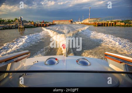 L'Italia, Venezia, sentiero dell'acqua da una barca a motore Foto Stock
